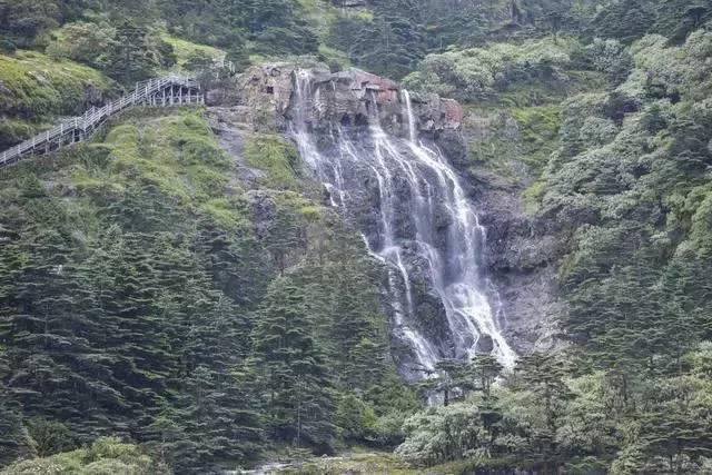 攀登高峰